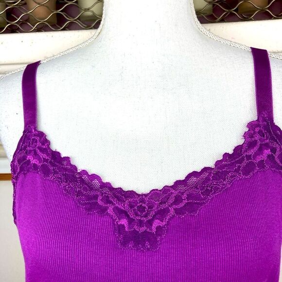 Chicos lace trimmed ribbed camisole w/ adjustable straps🦋. (3) - Picture 2 of 10